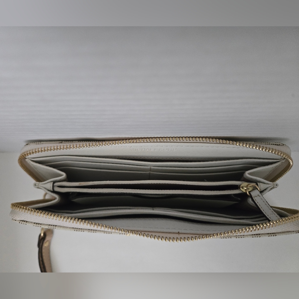Michael Kors Wallet - Picture 8 of 13